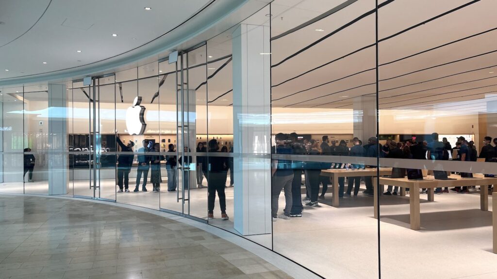 apple’s-first-store-in-canada-with-dedicated-pickup-station-now-open