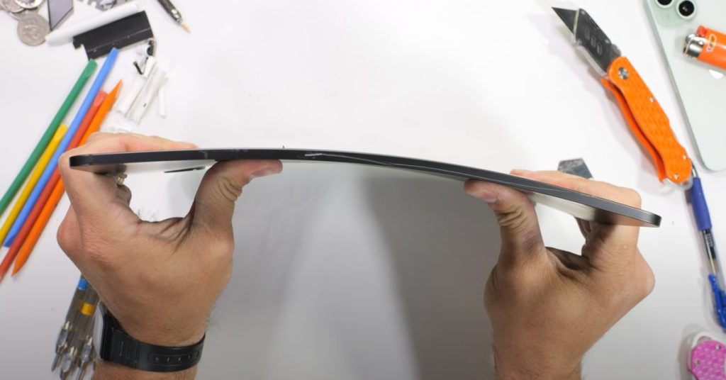 new-ipad-pro-performs-well-in-extreme-bend-test,-beats-previous-gen