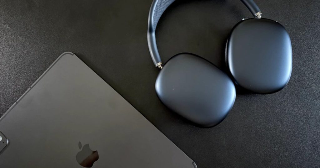 hands-on-with-midnight-airpods-max-with-usb-c