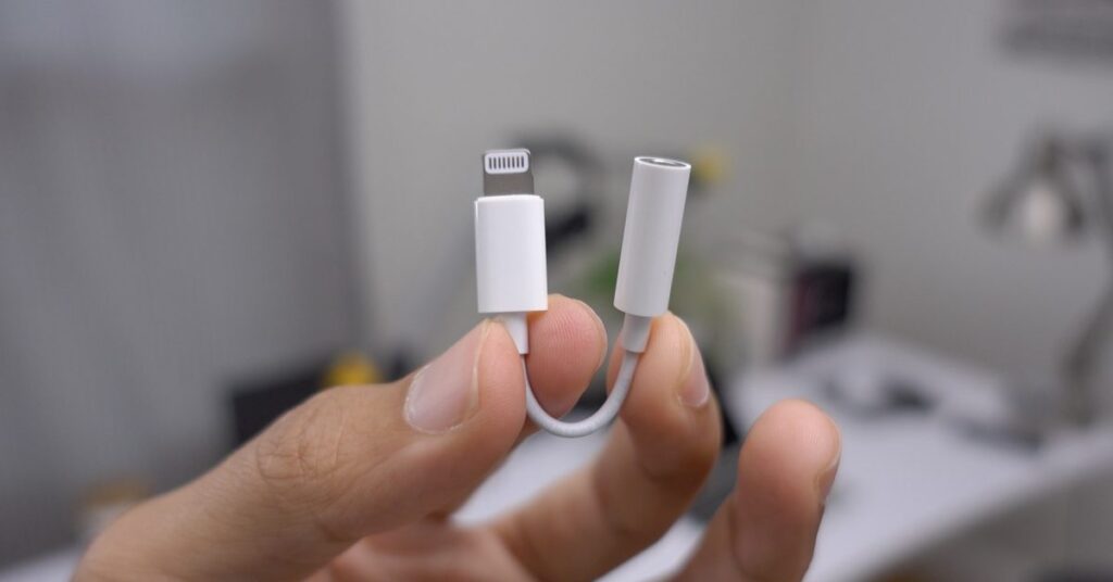apple-may-soon-be-discontinuing-the-lightning-to-headphone-jack-adapter