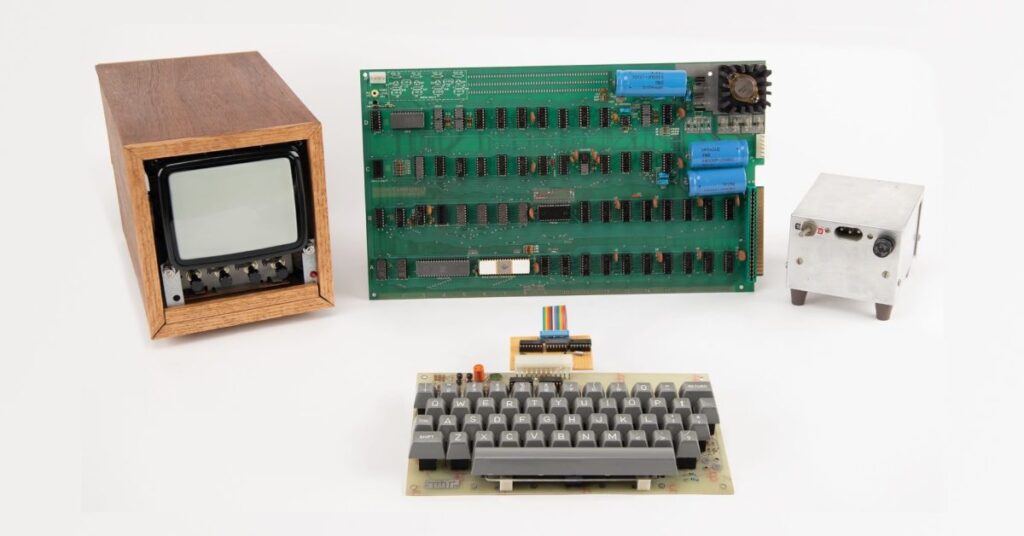 fully-functional-apple-1-computer-sells-for-$375,000-at-auction