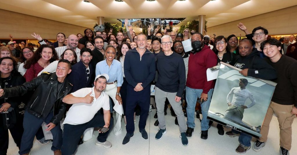 brad-pitt-and-tim-cook-surprise-fans-at-apple-fifth-avenue-ahead-of-‘f1-the-movie’-release